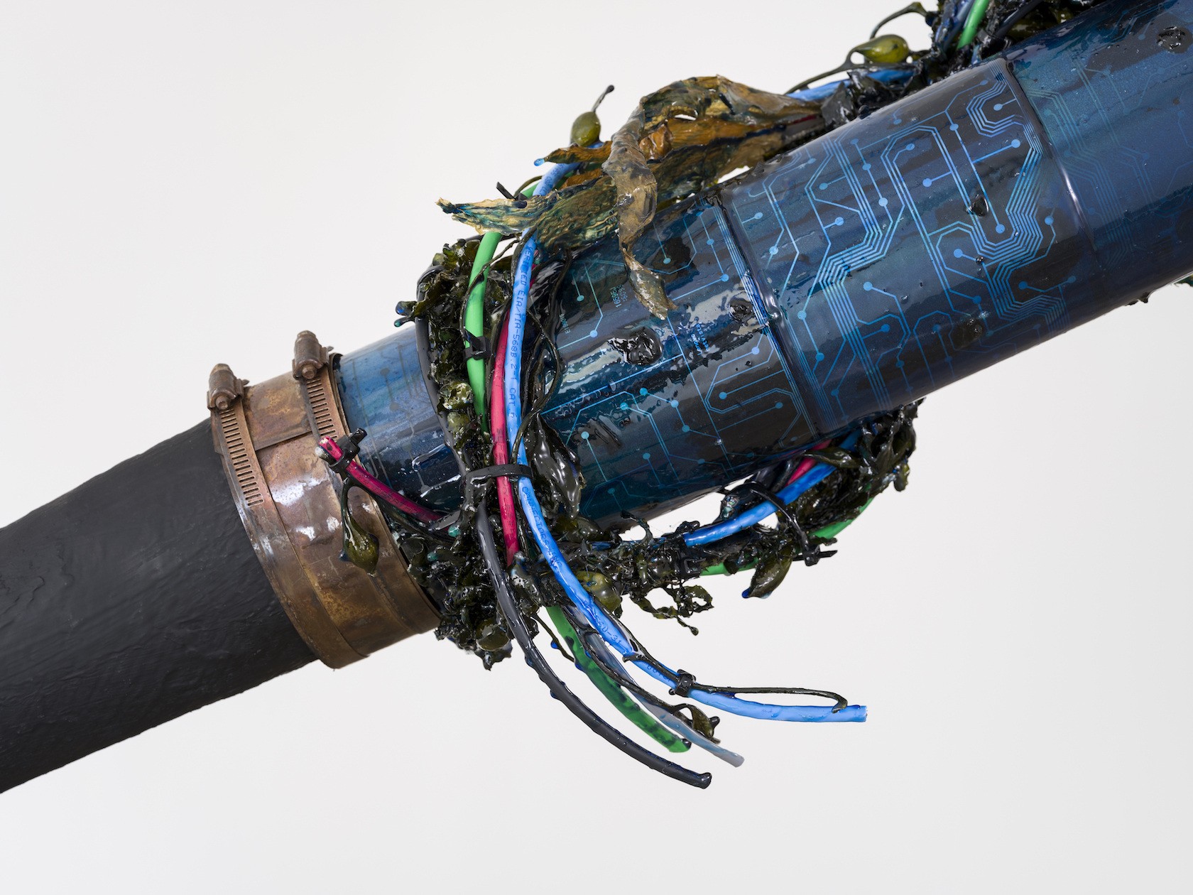 *Repeater 01* (détails), 2023, nouilles de piscine, mousse, acrylique, néoprène, résine aqua, cartes de circuit imprimées récupérées, feuilles de Mylar, câbles réseau de catégorie 4 et 5, varech préservé avec du dessicant et de l’éthanol, attaches zip, résine époxy, pigments, pâte de papier, colle PVA, raccords de tuyauterie, patine, quincailleries, câble métallique et crochets de cargaison, dimensions variable. Courtesy the artist. Photo © Ruben Diaz