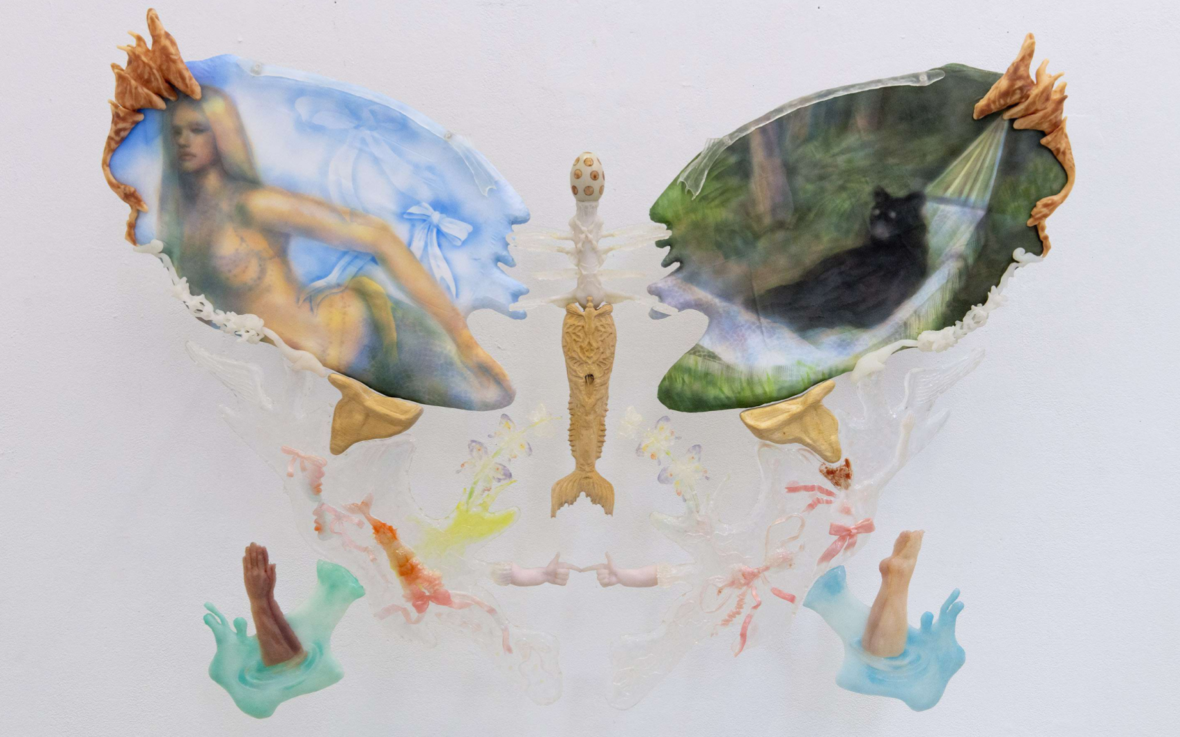 Hyewon Mia Lee, *Les os d’Echos*, 2023, acrylique sur soie, mélaniné, tilleul, résine epoxy, silicone, plexiglas, barres transparentes, acier, dents de requin, oeuf de pierre, 148 x 104 x 50 cm. Courtesy the artist.