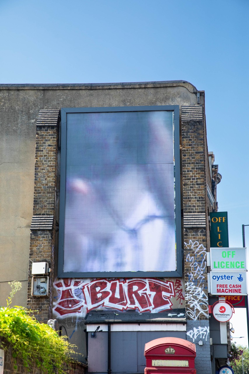 Vue d’exposition, “Blind at the Age of Four” en collaboration avec Buildhollywood, 228 Homerton’s billboard, Londres, 2023.