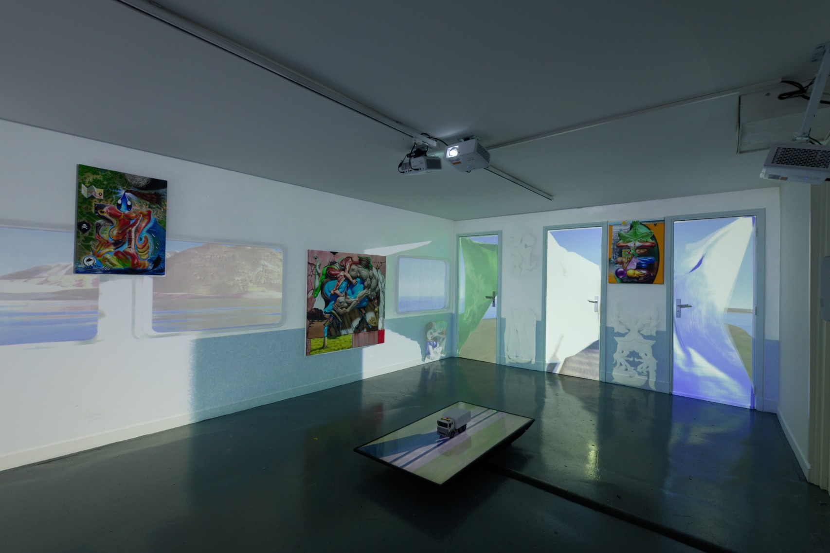 *A Transporting Journey*, 2023, installation, projection vidéo, TV, Impression 3D PLA blanc, 2 min. Courtesy the artist & Spiaggia Libera, Paris. © Aurélien Mole