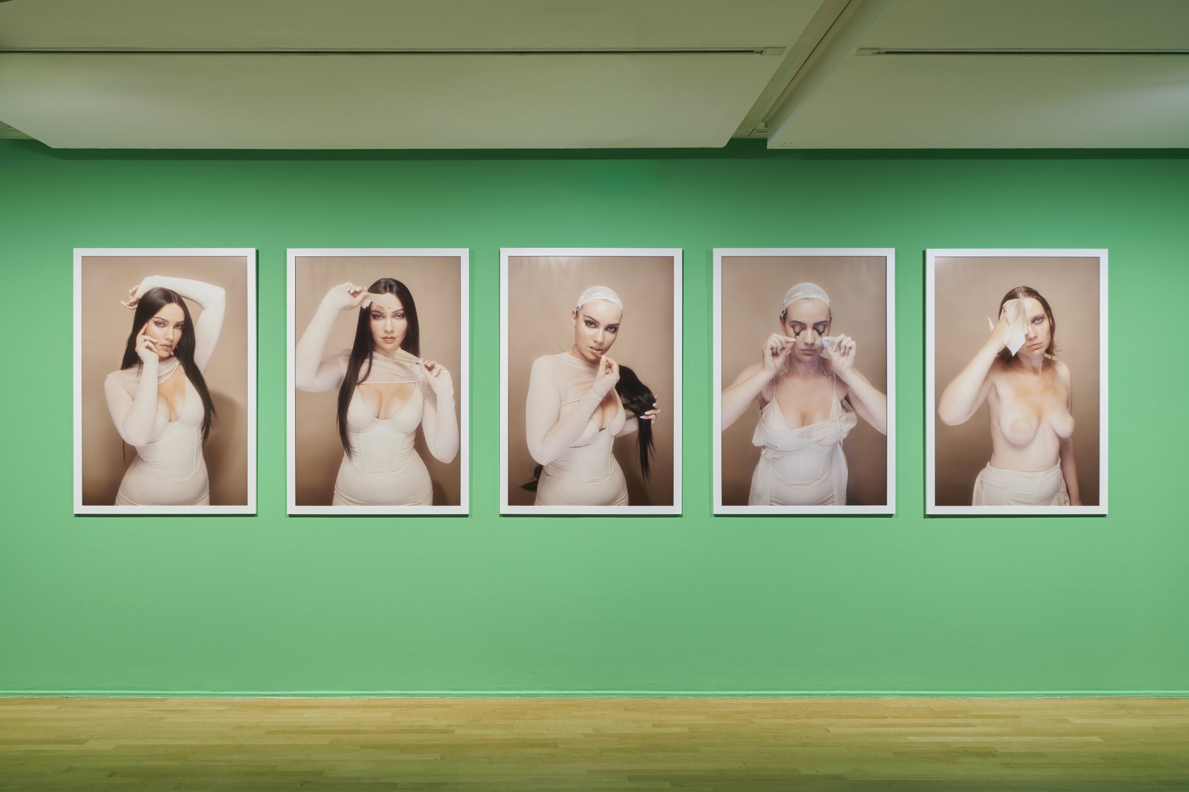 Vue d’exposition, « Moi et les autres, regards d’artistes sur nos vies en ligne », Fondation EDF, Paris, France, 2026. Œuvre : « Être belle comme elles », 2023. Photo © Marc Domage.