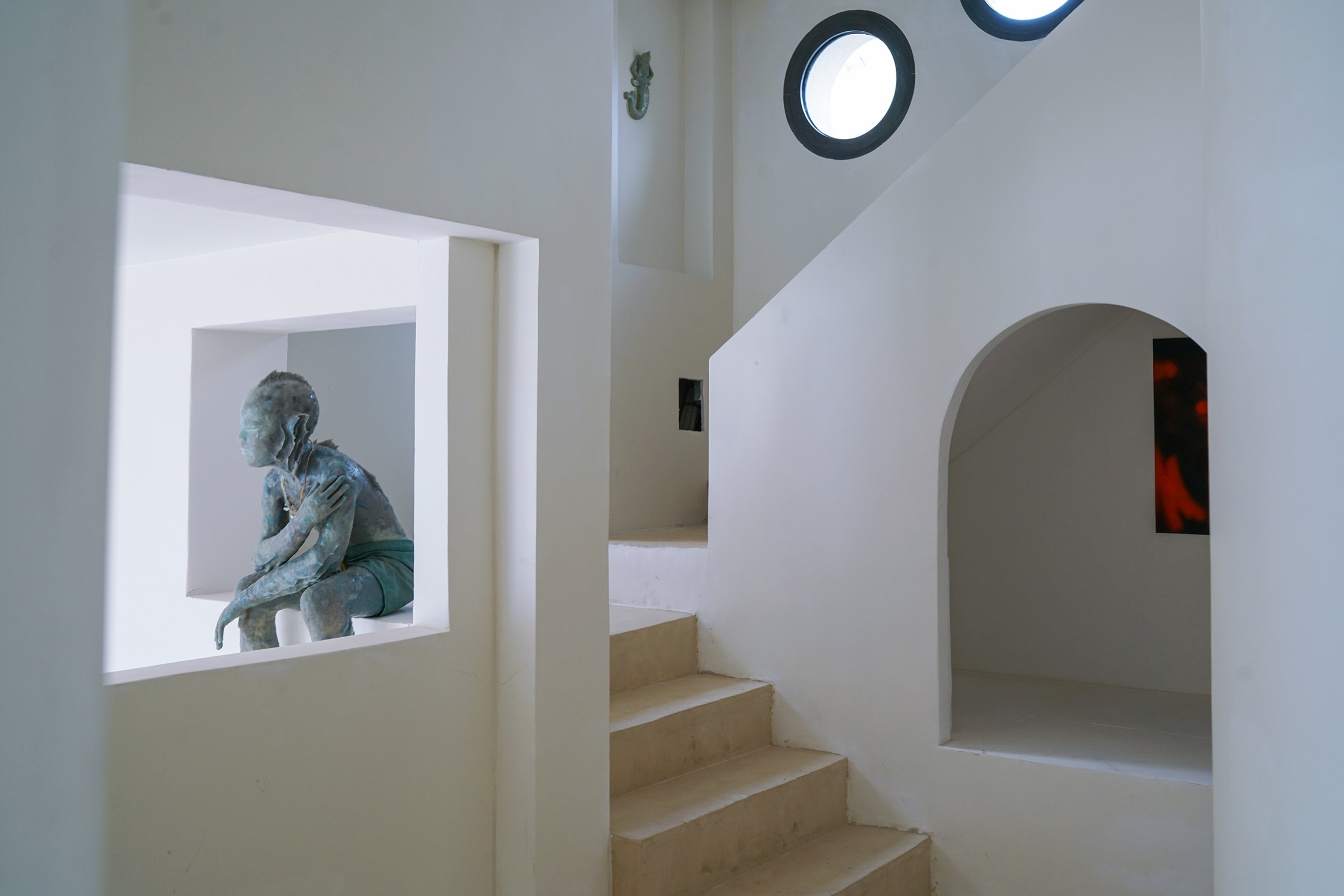 Vue d’installation, *Odyssea - Acte I : Le chant des sirènes*, 2024, spiaggia libera, Marseille, France.