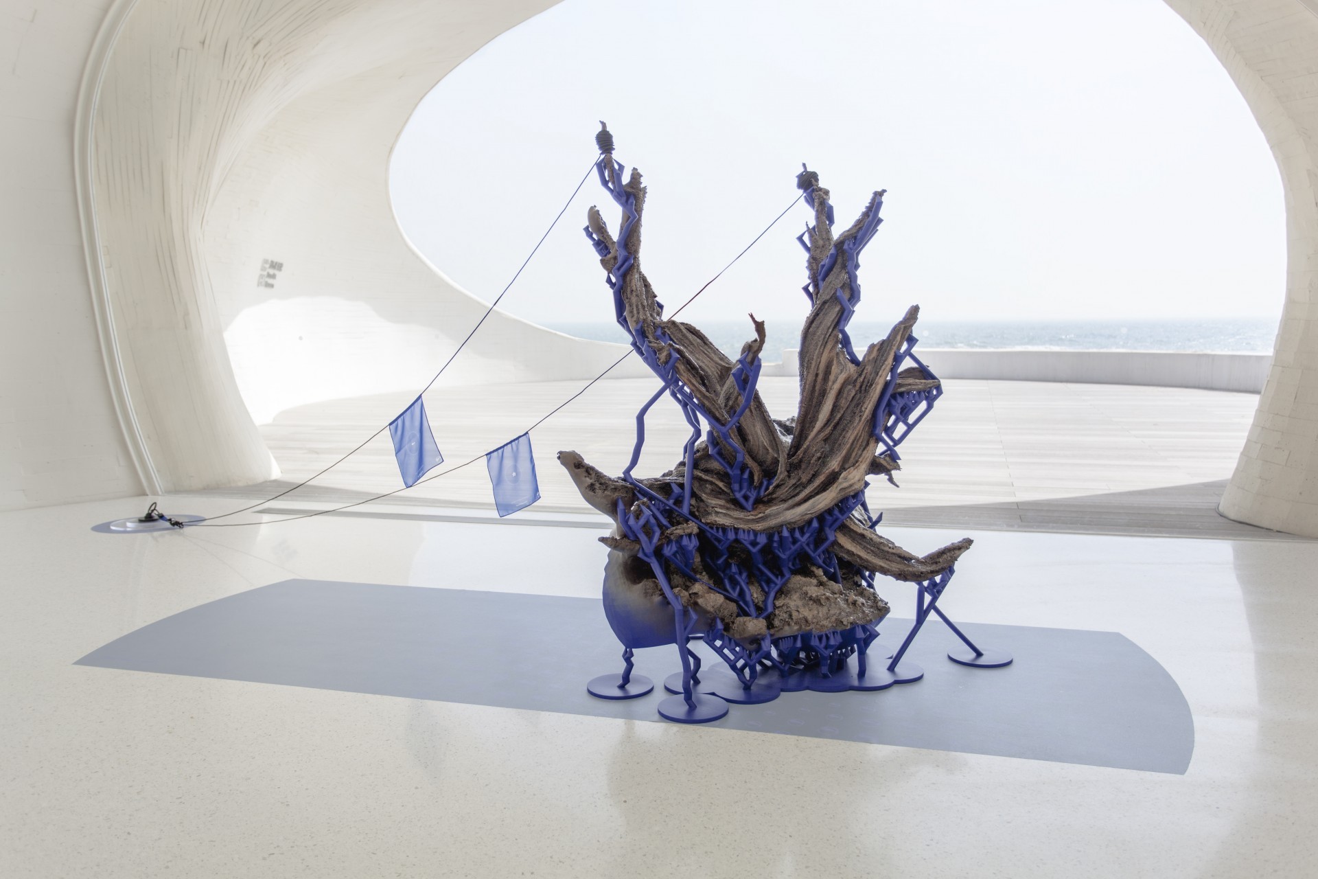 Vue d’exposition, « Juniper/kneumapee (Age of Rocks — Religion of Scale) », Land of the Lustrous, UCCA Dune, Aran Gold Coast, China, 2019.