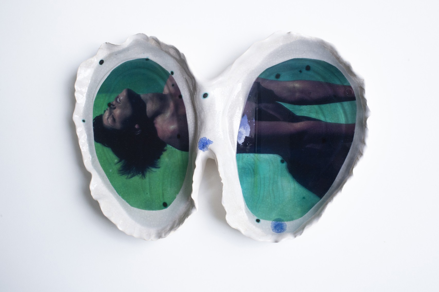 *swimming in an oyster*, 2024, enamelled ceramic, print on rhodoid and resin, 26 x 19 x 5 cm. Courtesy the artist & spiaggia libera, Paris. Photo © Marilou Poncin
