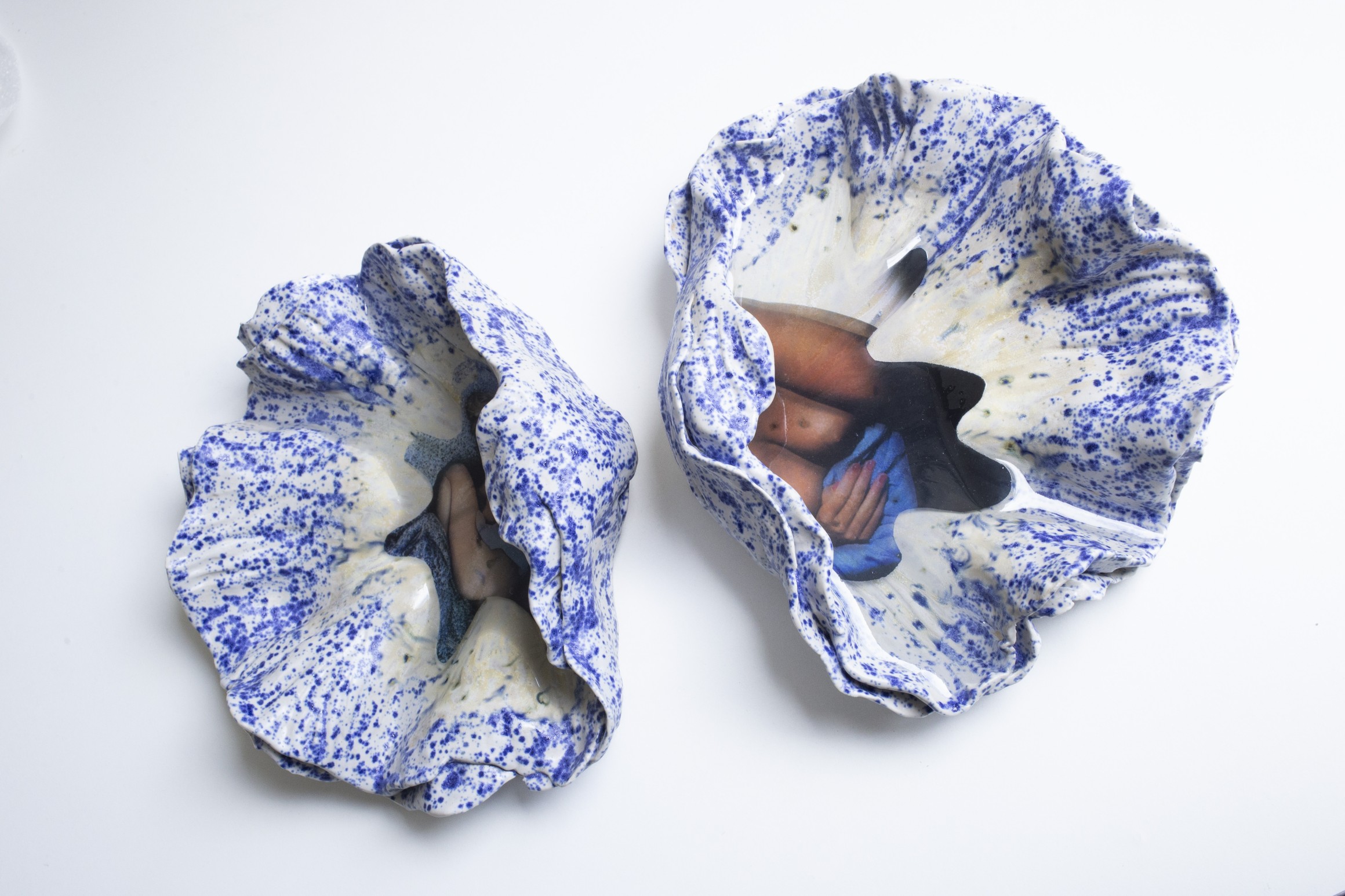 *Sleepy in a shell n°4*, 2024, céramique émaillée, impression sur rhodoïde et résine, 20 x 25 x 8 cm. Courtesy the artist & spiaggia libera, Paris. Photo © Marilou Poncin
