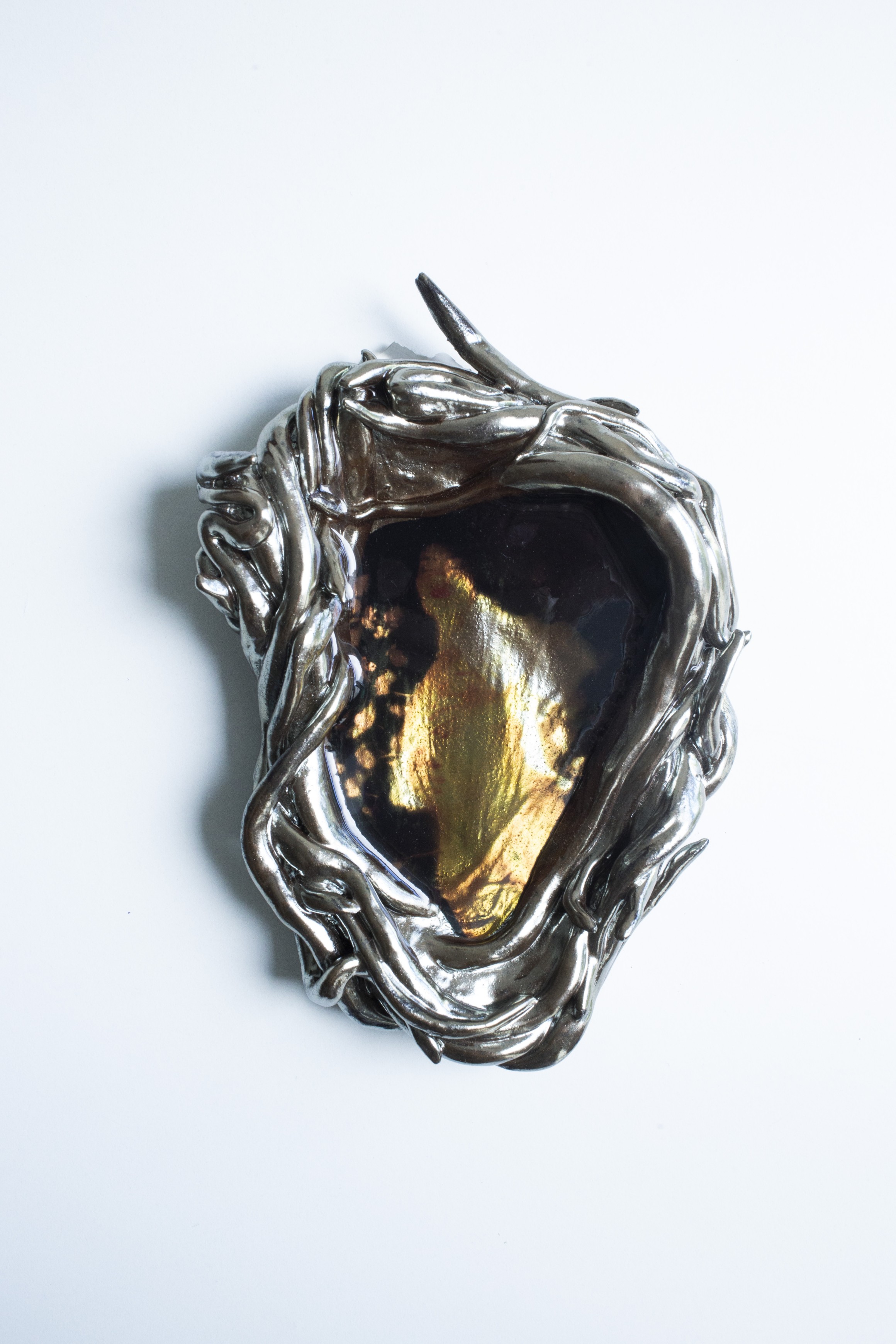 *Sleepy in a mirror n°2*, 2024, céramique émaillée, impression sur rhodoïde et résine, 20 x 17 x 5 cm. Courtesy the artist & spiaggia libera, Paris. Photo © Marilou Poncin