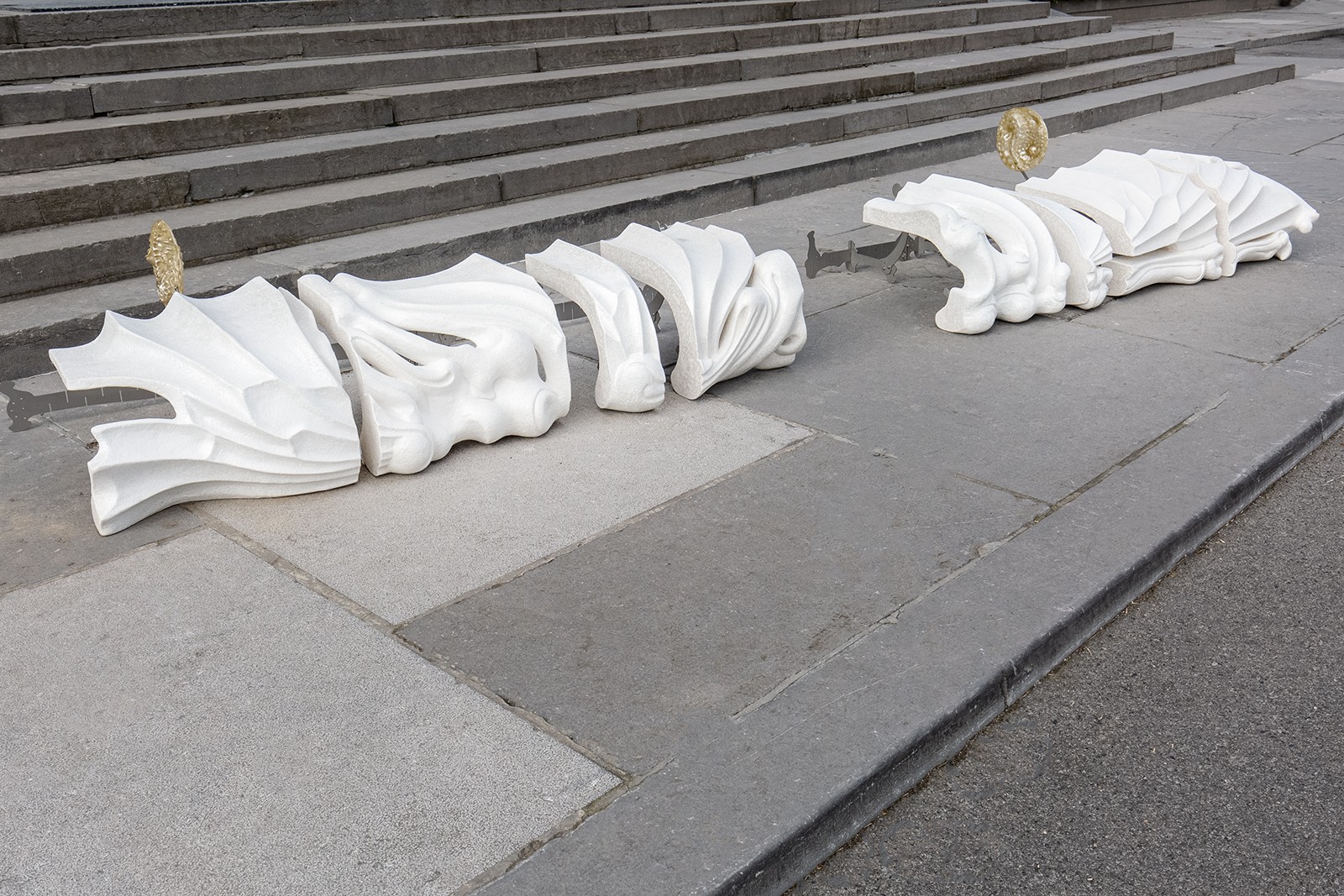 Paola Siri Renard, *(dazzling) garderobe*, 2023, plâtre acrylique, fibre de verre, pigments scintillants, polystyrène recyclé, acier inoxydable, 340 x 140 x 50 cm. Courtesy the artist & spiaggia libera, Paris. Photo © Gabriele Abbruzzese