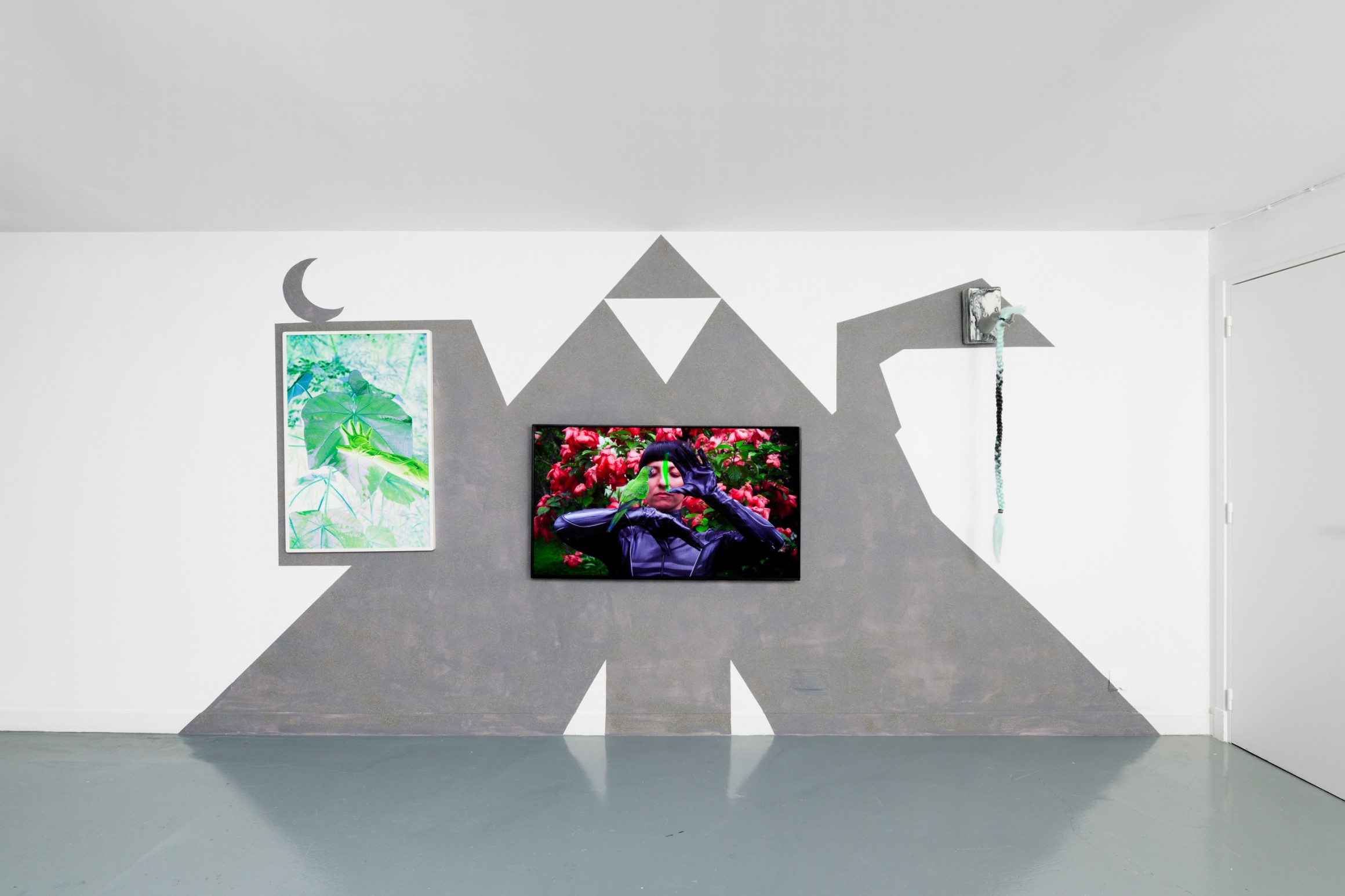 Exhibition view, “And the wasp entered the fig”, Spiaggia Libera, Paris, 2024. © Aurélien Mole