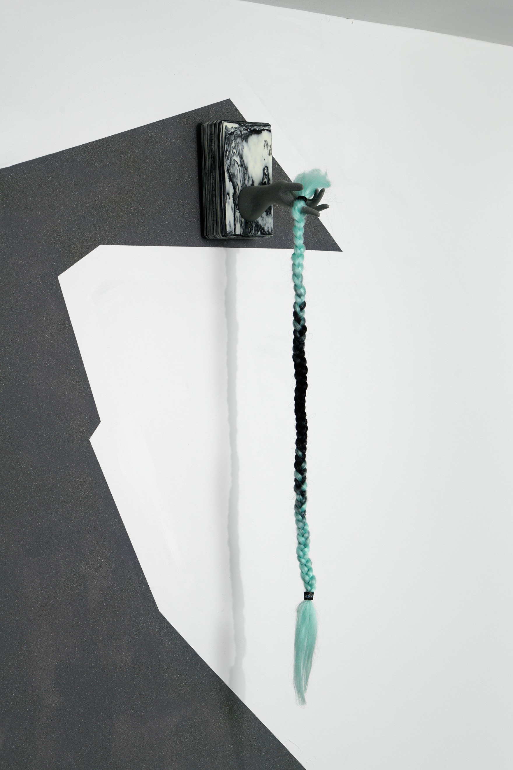 Patricia Domínguez, *Esfinge Vegetal #2*, 2023, brique de yoga, pvc et cheveux artificiels / yoga brick, pvc and artificial hair, 145 x 14 x 30 cm. Courtesy the artist & the RYDER. © Aurélien Mole