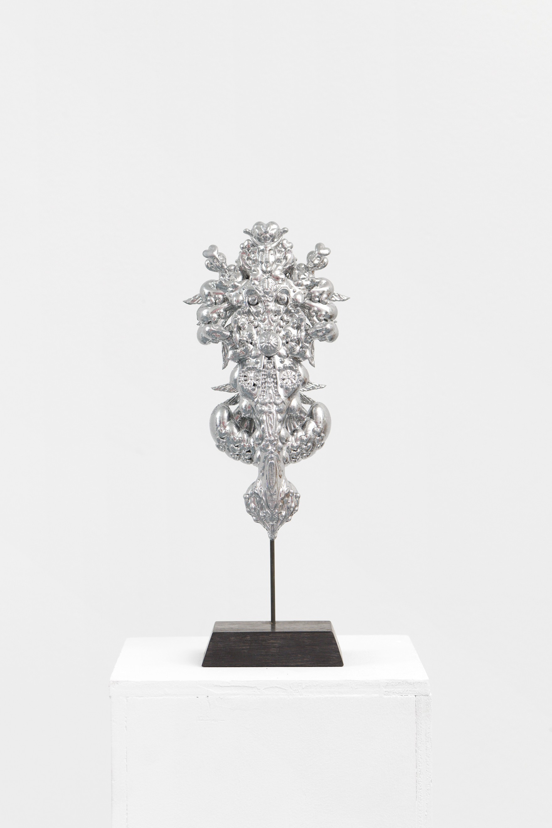 *Dague du coup de foudre*, 2024, 3D printed Resin, chrome painting, 22 x 4 x 10 cm. Courtesy the artist & Spiaggia Libera, Paris © Aurélien Mole