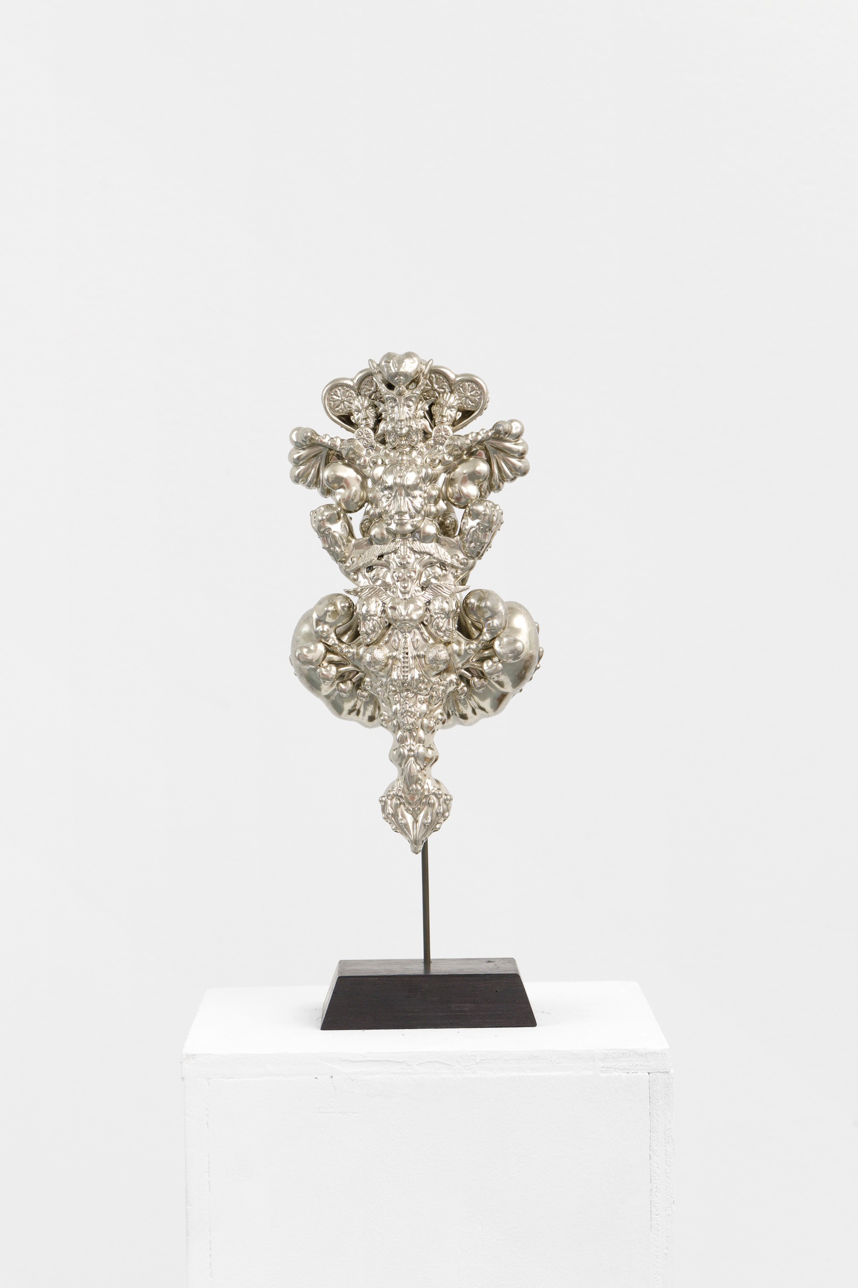 *Dague du coup de foudre*, 2024, 3D printed Resin, chrome painting, 22 x 4 x 10 cm. Courtesy the artist & Spiaggia Libera, Paris © Aurélien Mole