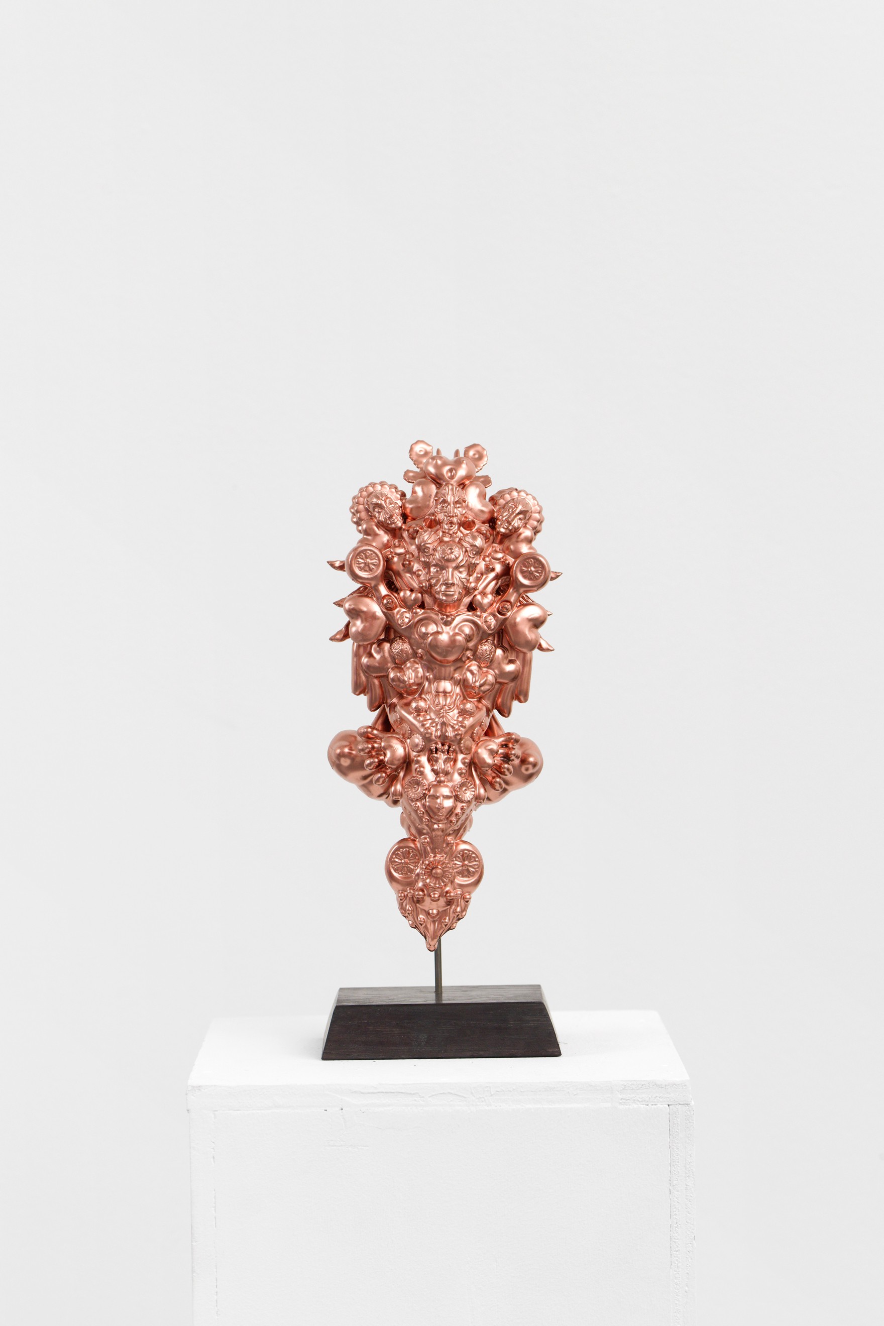 *Dague du coup de foudre*, 2024, 3D printed Resin, chrome painting, 22 x 4 x 10 cm. Courtesy the artist & Spiaggia Libera, Paris © Aurélien Mole