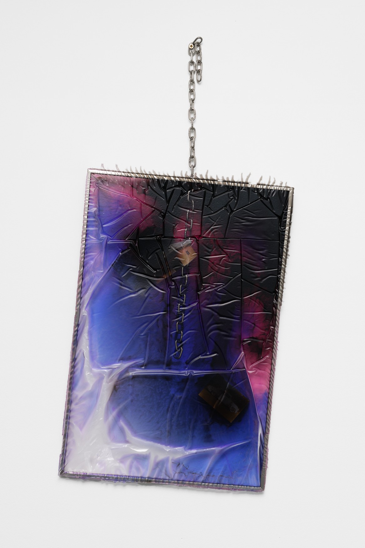 Samir Laghouati-Rashwan, *Screw House*, 2024, résine, cadre aluminium, impression laser, chaîne en acier inoxydable, 41 x 61 cm. Courtesy the artist. Photo © Aurélien Mole