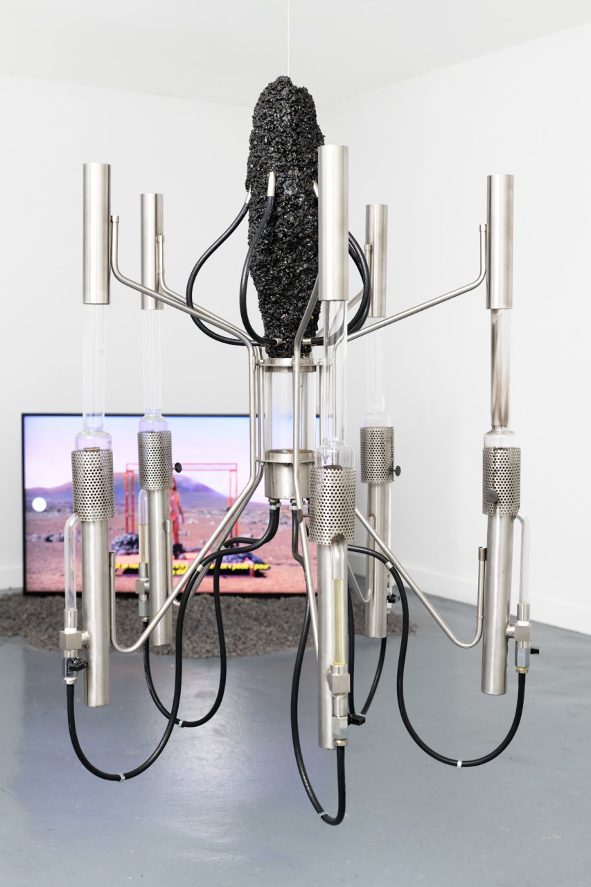 Valentin Vert, *Naphtex Kerogen (ou les remords de Prométhée)*, 2024, bitume, acier inoxydable, bec d’argand, kérosène, eau, 150 x 80 x 80 cm. Courtesy the artist. Photo © Aurélien Mole