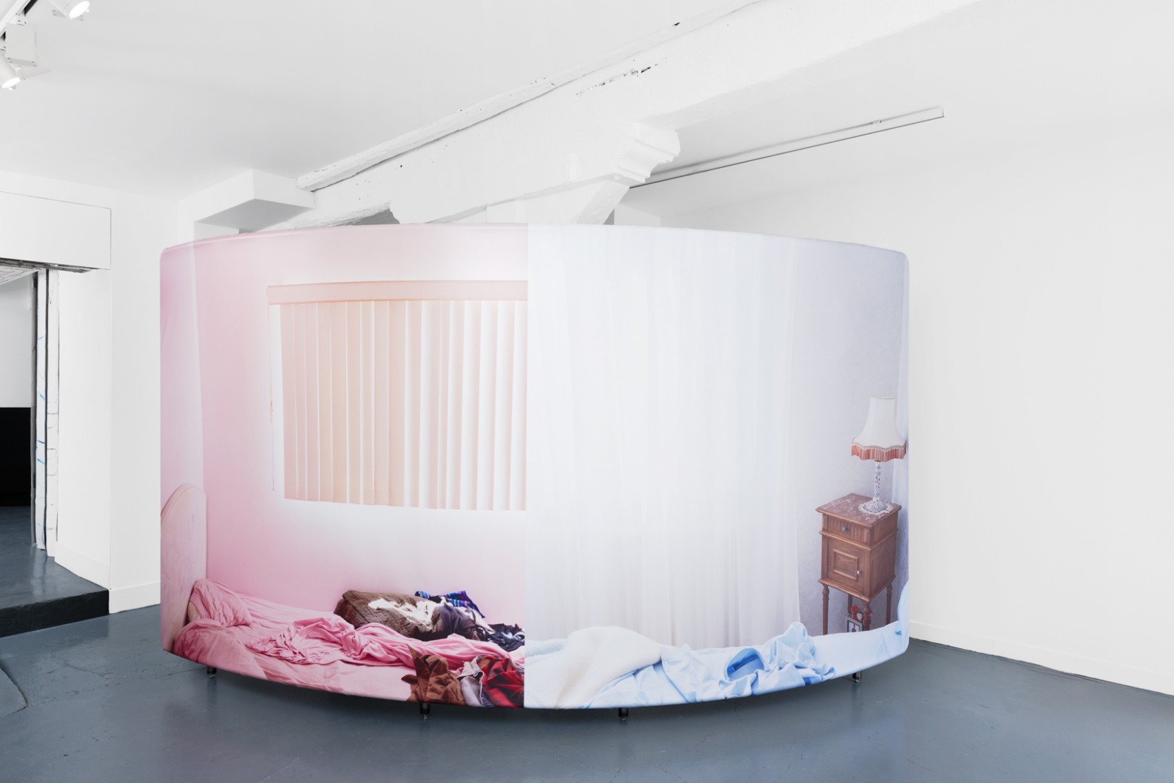 *Sans titre (deux chambres)*, 2024, tarp, metal, 213 x 414 cm. Courtesy the artist & spiaggia libera, Paris. Photo © Aurélien Mole