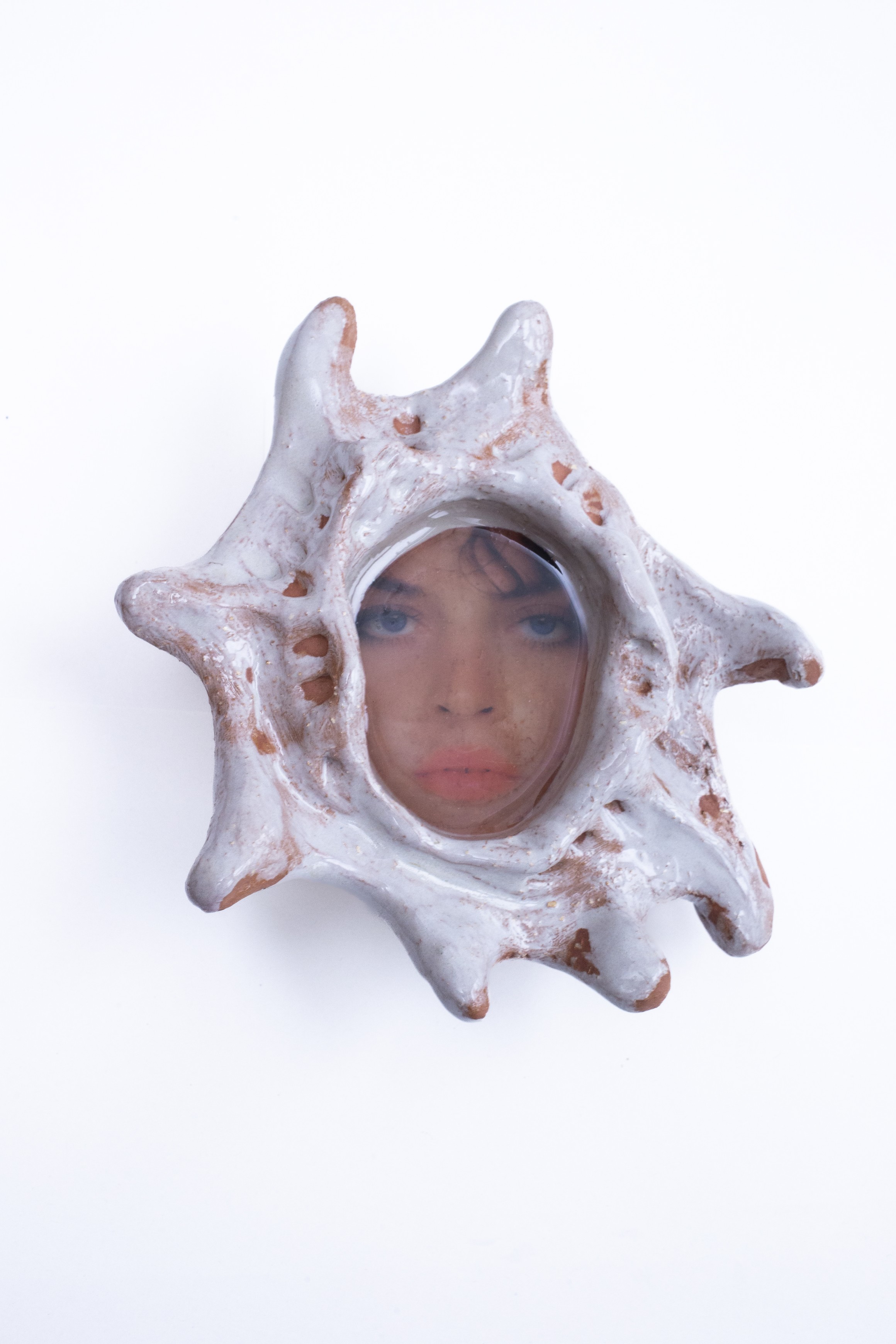 Marilou Poncin, wind-flower face, 2024, céramique émaillée, impression photo et résine / glazed ceramic, photo printing and resin, 15 x 14 x 6 cm. Courtesy the artist & spiaggia libera, Paris.