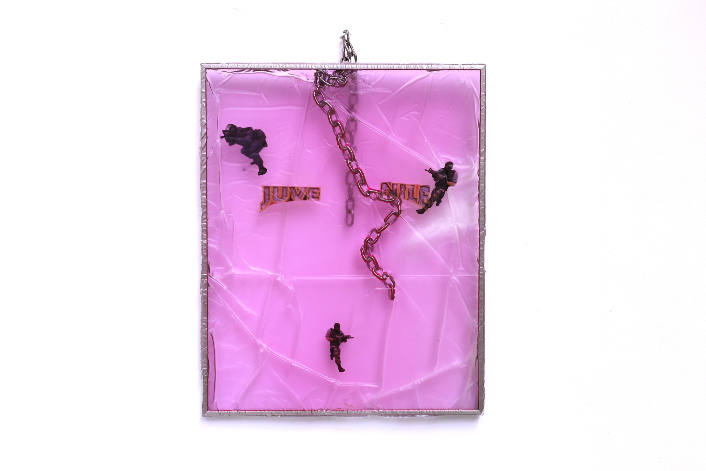 Samir Laghouati-Rashwan, Sans Titre, 2024, Résine, cadre aluminium, impression laser, chaîne en acier inoxydable / Resin, aluminium frame, laser printing, stainless steel chain. Courtesy the artist & spiaggia libera, Paris.